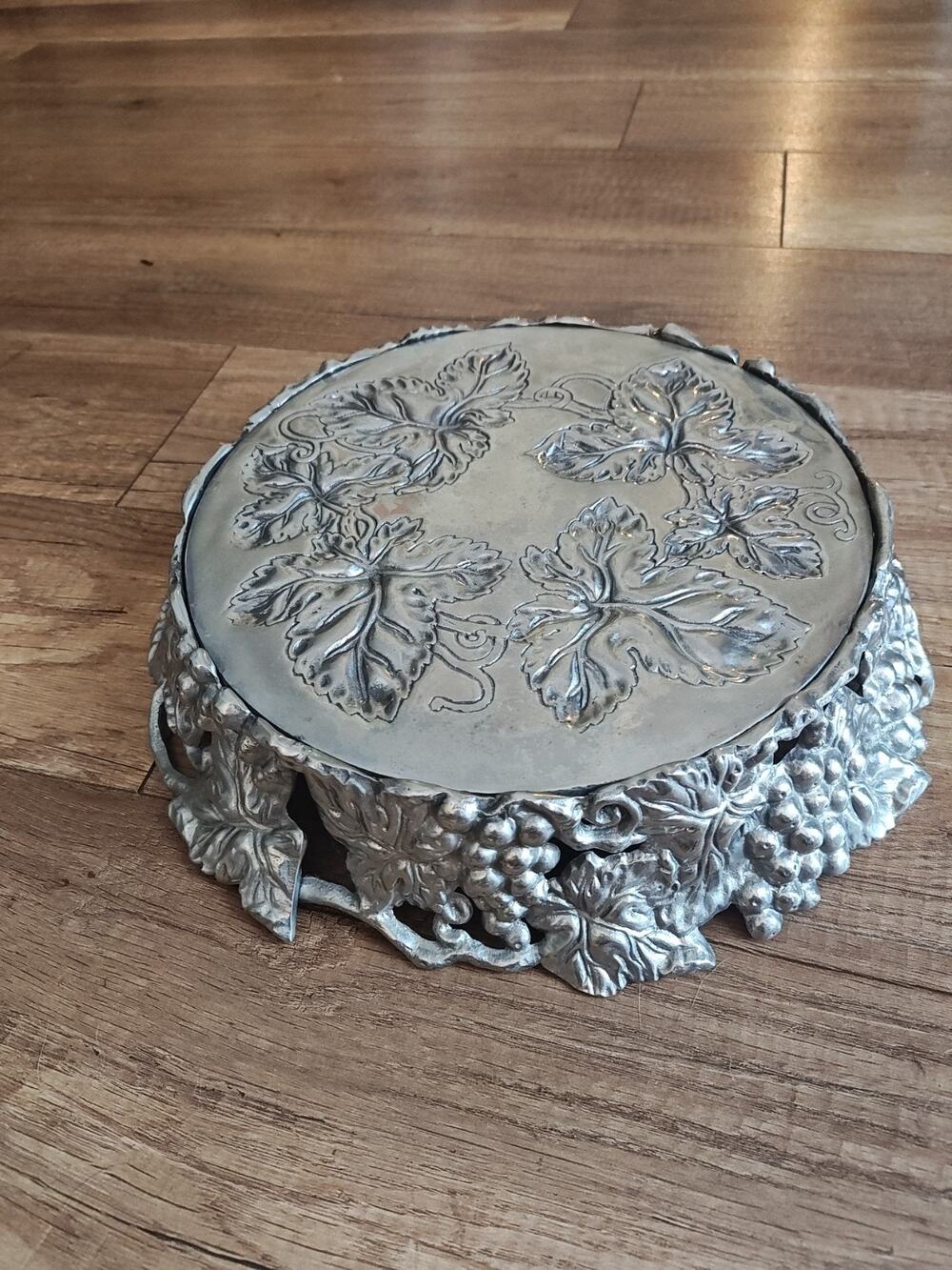 EUC Vintage 2003 Arthur Court Grape Large Dessert Cake Stand Charcuterie Plate